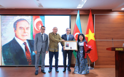 Họa sĩ Văn Dương Thành nhận chứng nhận từ Đại sứ quán Azerbaijan