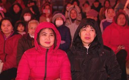 Người dân vui mừng theo dõi chương trình mừng Đại hội XIV