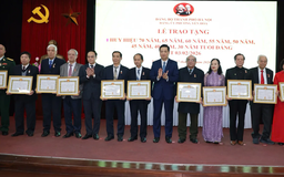 Phường Yên Hòa trao tặng Huy hiệu Đảng đợt 3/2