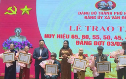 Đảng ủy xã Vân Đình trao tặng Huy hiệu Đảng đợt 3/2
