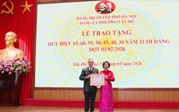 Chủ tịch Ủy ban MTTQ  thành phố trao huy hiệu Đảng