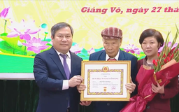 Chủ tịch UBND thành phố trao Huy hiệu 70 năm tuổi Đảng