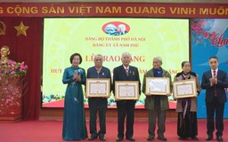 Trao Huy hiệu Đảng cho các đảng viên lão thành