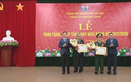 106 đảng viên của phường Láng nhận Huy hiệu Đảng