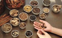 Y học cổ truyền kết hợp hiện đại về gần dân