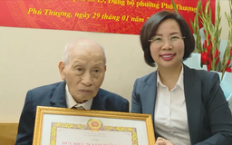 Chủ tịch MTTQ Hà Nội trao huy hiệu tại phường Phú Thượng