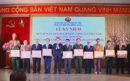 Trao Huy hiệu 70 năm tuổi Đảng cho hai đảng viên phường Đông Ngạc