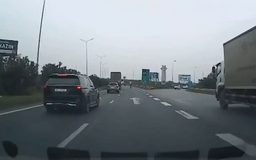 Chuyển làn ẩu, suýt gây tai nạn giao thông
