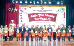 Hơn 1.000 suất quà nghĩa tình đến với người dân phường Đống Đa