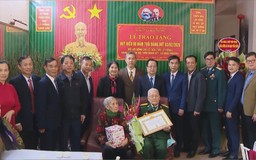 Lãnh đạo Thành phố trao tặng Huy hiệu Đảng