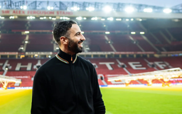 Manchester United chia tay HLV Ruben Amorim