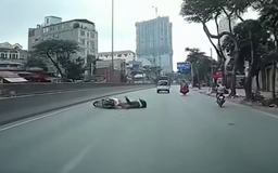 Xe máy ngã sang làn ô tô sau va chạm nhẹ