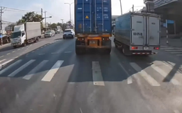 Xe tải vượt trái phép đe dọa an toàn phương tiện khác