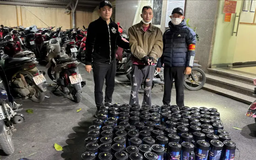 Y5/141 phát hiện kho chứa hơn 100 bình 'khí cười'