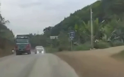 Ô tô lấn làn vượt ẩu tại khúc cua gây tai nạn