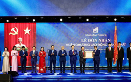 Công ty May 10 đón nhận Huân chương Lao động hạng Nhất