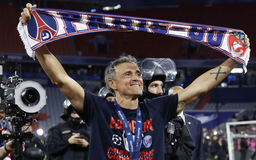 HLV Luis Enrique làm nên lịch sử với PSG