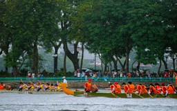 Tưng bừng Giải Bơi chải Thuyền rồng và Ván SUP Hà Nội mở rộng 2026