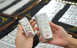 Giá bạc sụt giảm mạnh
