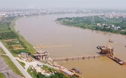 Các trụ chính cầu Mễ Sở đã vươn khỏi mặt nước
