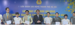 LĐLĐ Thành phố trao quà Tết tới người lao động