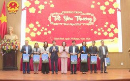 Phó Chủ tịch Quốc hội thăm, tặng quà Tết các hộ nghèo