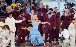 Lady Gaga xuất hiện bất ngờ tại Super Bowl Halftime Show 2026