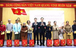 Bộ trưởng Bộ Ngoại giao tặng quà tết cho hộ khó khăn tại Huế