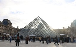 Pháp triệt phá mạng lưới gian lận vé kéo dài tại Louvre