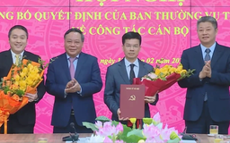 Lãnh đạo thành phố trao quyết định công tác cán bộ