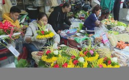 Không khí Tết rộn ràng tại chợ Hàng Bè
