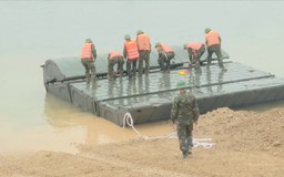 Lắp cầu phao sông Lô theo chỉ đạo của Thủ tướng