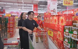 Nguồn hàng dồi dào, siêu thị Tết hút khách cuối năm