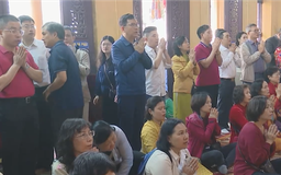 Nét đẹp văn hóa đi lễ sáng mùng 1 Tết