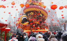 Đường phố Moscow, Nga rực sắc đỏ của Tết