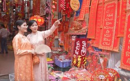 Người dân đi du xuân tại các di tích của Thủ đô