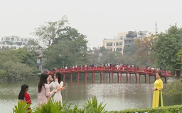 Diện mạo mới của Hồ Gươm thu hút du khách ngày đầu xuân