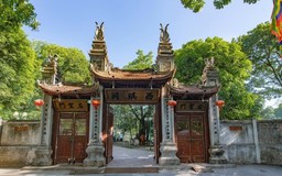 Du khách gửi xe máy miễn phí tại đền Voi Phục