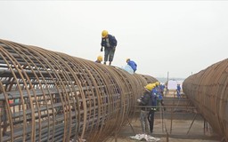 Thi công xuyên Tết trên công trường cầu Ngọc Hồi