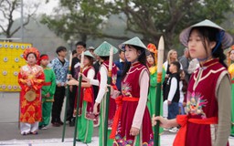Rộn ràng lễ hội ‘Cờ người - Nét đẹp văn hóa truyền thống Việt’ giữa Thủ đô