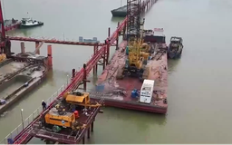 Xuyên Tết trên những cây cầu vượt sông Hồng