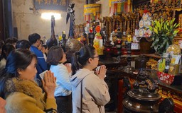 Đông đảo du khách tới đền Trần dịp đầu xuân năm mới