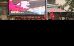 Đội mưa xuân xếp hàng mua vàng trước ngày vía Thần Tài