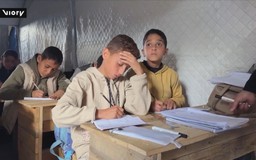 Thùng hàng viện trợ trở thành bàn học cho trẻ em Gaza