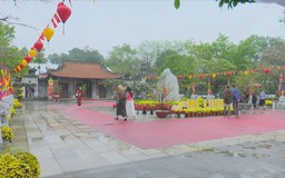 Đền Hai Bà Trưng tiếp tục mở cửa đón khách sau hội