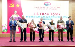 47 Đảng viên của Đảng bộ xã Ứng Hoà nhận Huy hiệu Đảng