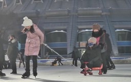 Người dân Bình Nhưỡng đổ xô đi trượt băng ngoài trời