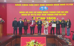 Đảng bộ MTTQ Việt Nam TP. Hà Nội trao Huy hiệu Đảng đợt 3/2