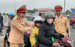 CSGT dẫn đường cho người dân về quê ăn Tết