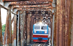 Tạm dừng tàu qua cầu Long Biên